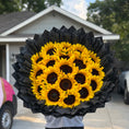 Cargar la imagen en la vista de la galería, Ramo de 24 girasoles 🌻
