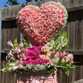 Cargar la imagen en la vista de la galería, Arreglo de corazón de rosas y flores surtidas 💕🌸🌷