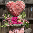 Cargar la imagen en la vista de la galería, Arreglo de corazón de rosas y flores surtidas 💕🌸🌷