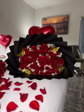 Cargar la imagen en la vista de la galería, Decoración de cuarto 200 rosas 🌹 +globos🎈+velas🕯️+letrero personalizado