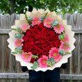 Cargar la imagen en la vista de la galería, Ramo de rosas y gerberas 🌸🌹