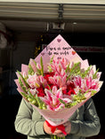 Cargar la imagen en la vista de la galería, Ramo de rosas+lirios+tulipanes 🌸💕
