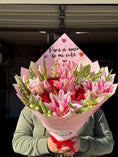 Cargar la imagen en la vista de la galería, Ramo de rosas+lirios+tulipanes 🌸💕