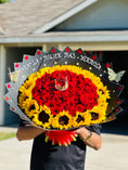Cargar la imagen en la vista de la galería, Ramo buchon 50 rosas y 🌻