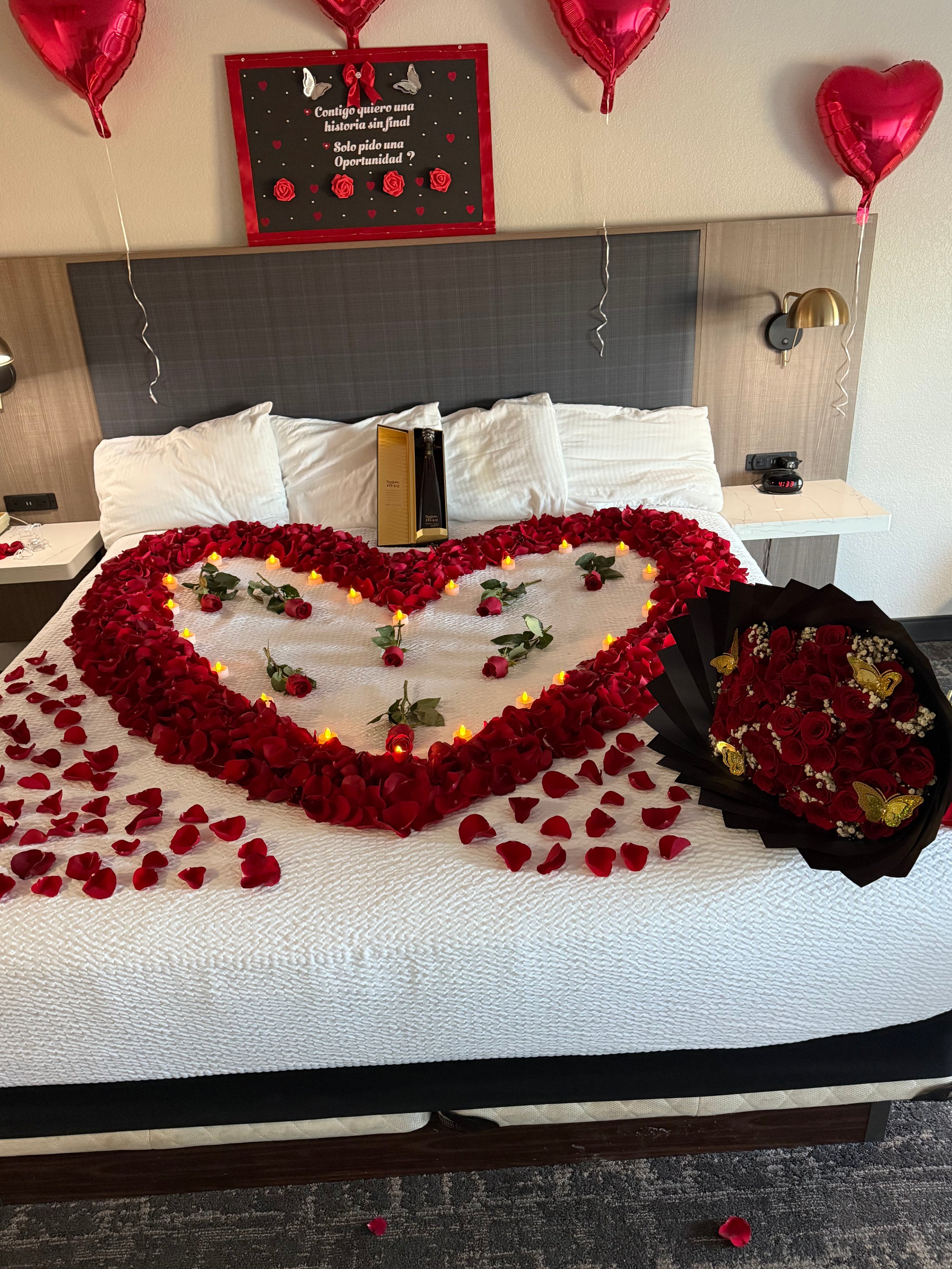 Decoración de cuarto 200 rosas 🌹 +globos🎈+velas🕯️+letrero personalizado