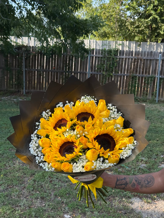 Ramo de rosas y girasoles 🌻