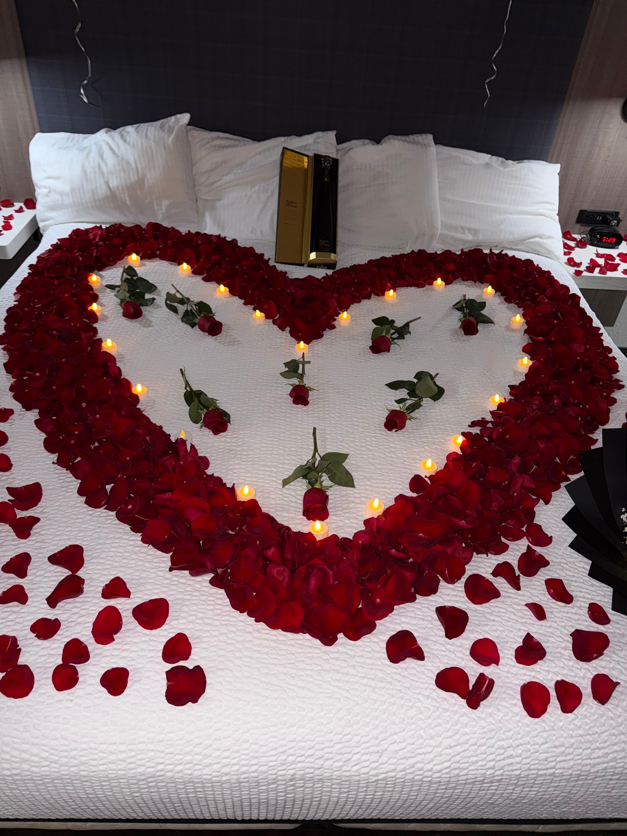 Decoración de cuarto 200 rosas 🌹 +globos🎈+velas🕯️+letrero personalizado