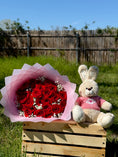 Cargar la imagen en la vista de la galería, Ramo de 50 rosas 🌹 +🐰

