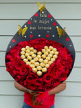 Cargar la imagen en la vista de la galería, Ramo de rosas + corazón de chocolates 🌹 ❤️

