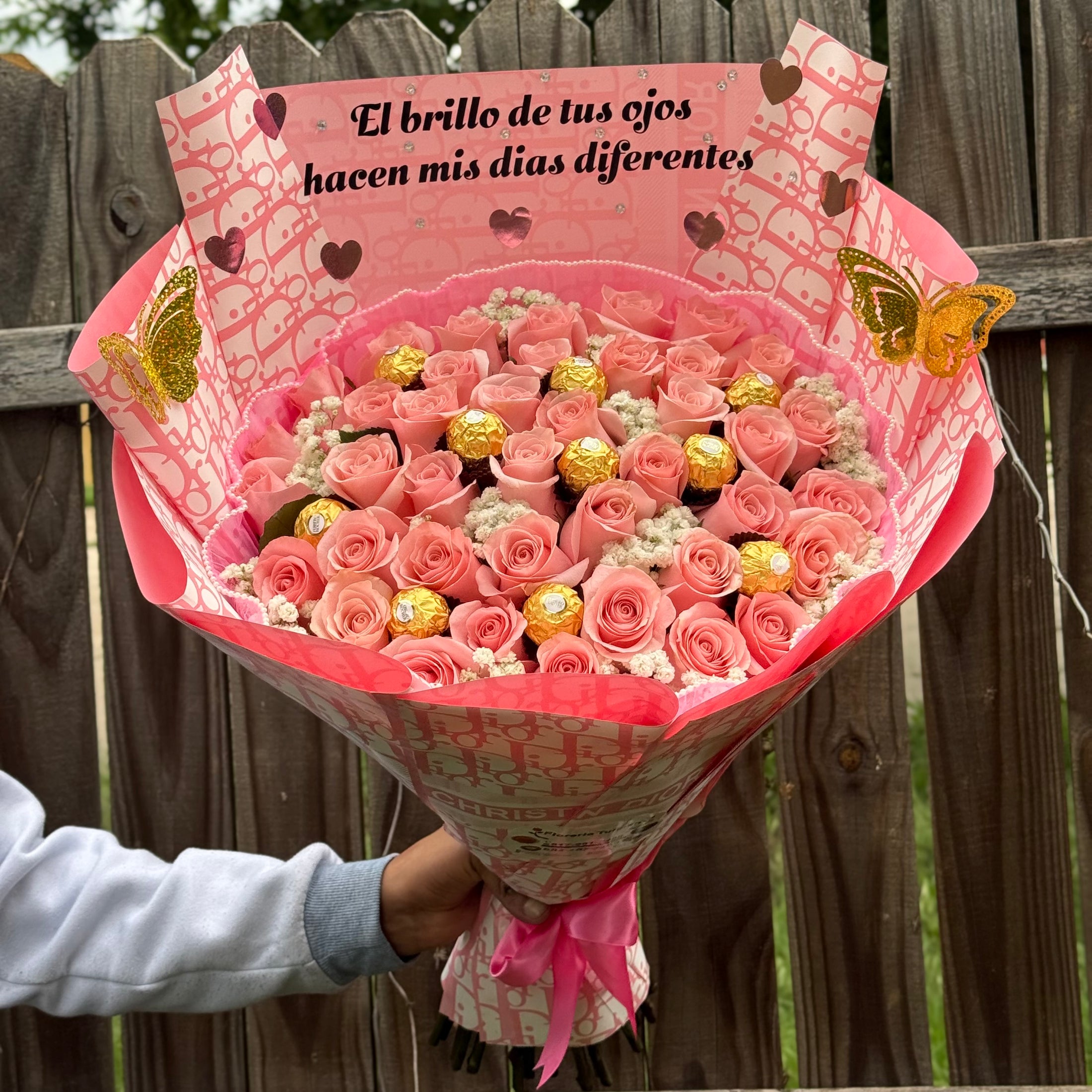 Ramo de 50 rosas 🌹 +chocolates