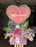 Cargar la imagen en la vista de la galería, Arreglo de corazón+flores surtidas
