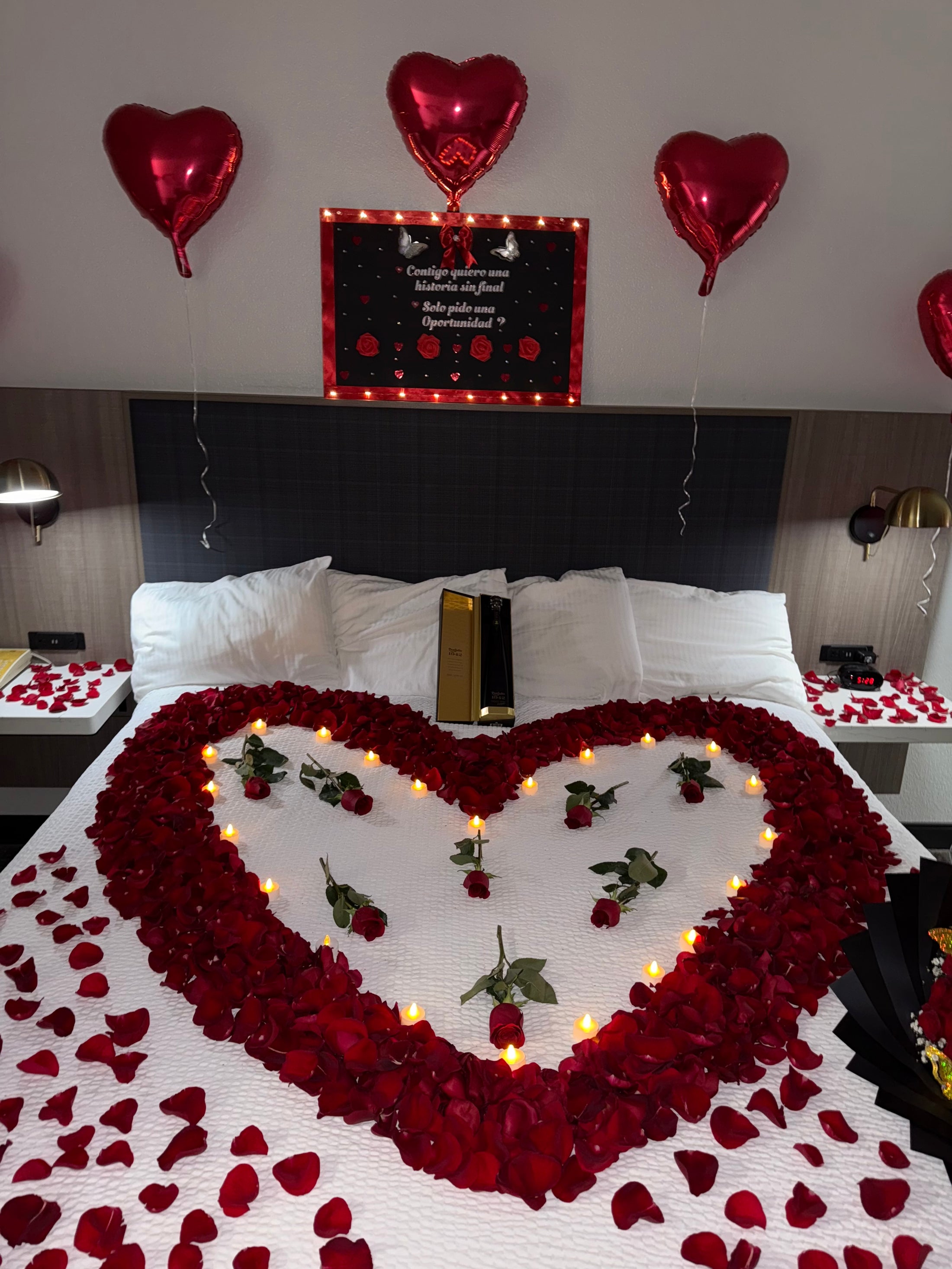 Decoración de cuarto 200 rosas 🌹 +globos🎈+velas🕯️+letrero personalizado