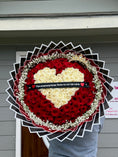 Cargar la imagen en la vista de la galería, Ramo de 100 rosas en corazón ♥️ 🌹
