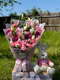 Cargar la imagen en la vista de la galería, Ramo de tulipanes 🌷 +oso 🐰
