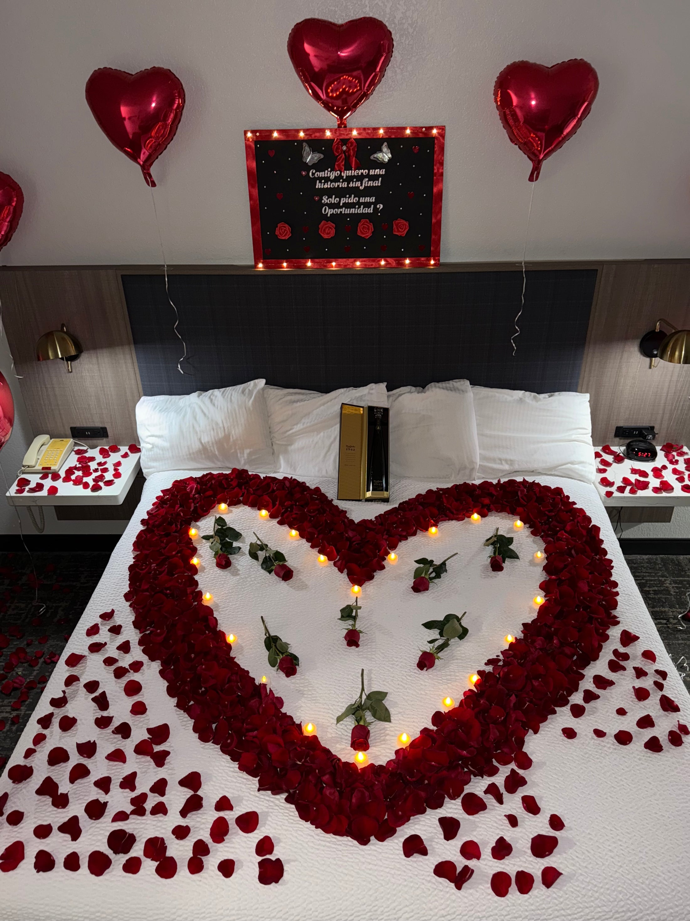 Decoración de cuarto 200 rosas 🌹 +globos🎈+velas🕯️+letrero personalizado