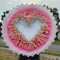 Cargar la imagen en la vista de la galería, Corazón de 75 rosas flamable 🔥❤️

