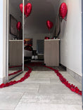 Cargar la imagen en la vista de la galería, Decoración de cuarto 200 rosas 🌹 +globos🎈+velas🕯️+letrero personalizado
