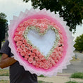 Cargar la imagen en la vista de la galería, Corazón de 75 rosas flamable 🔥❤️
