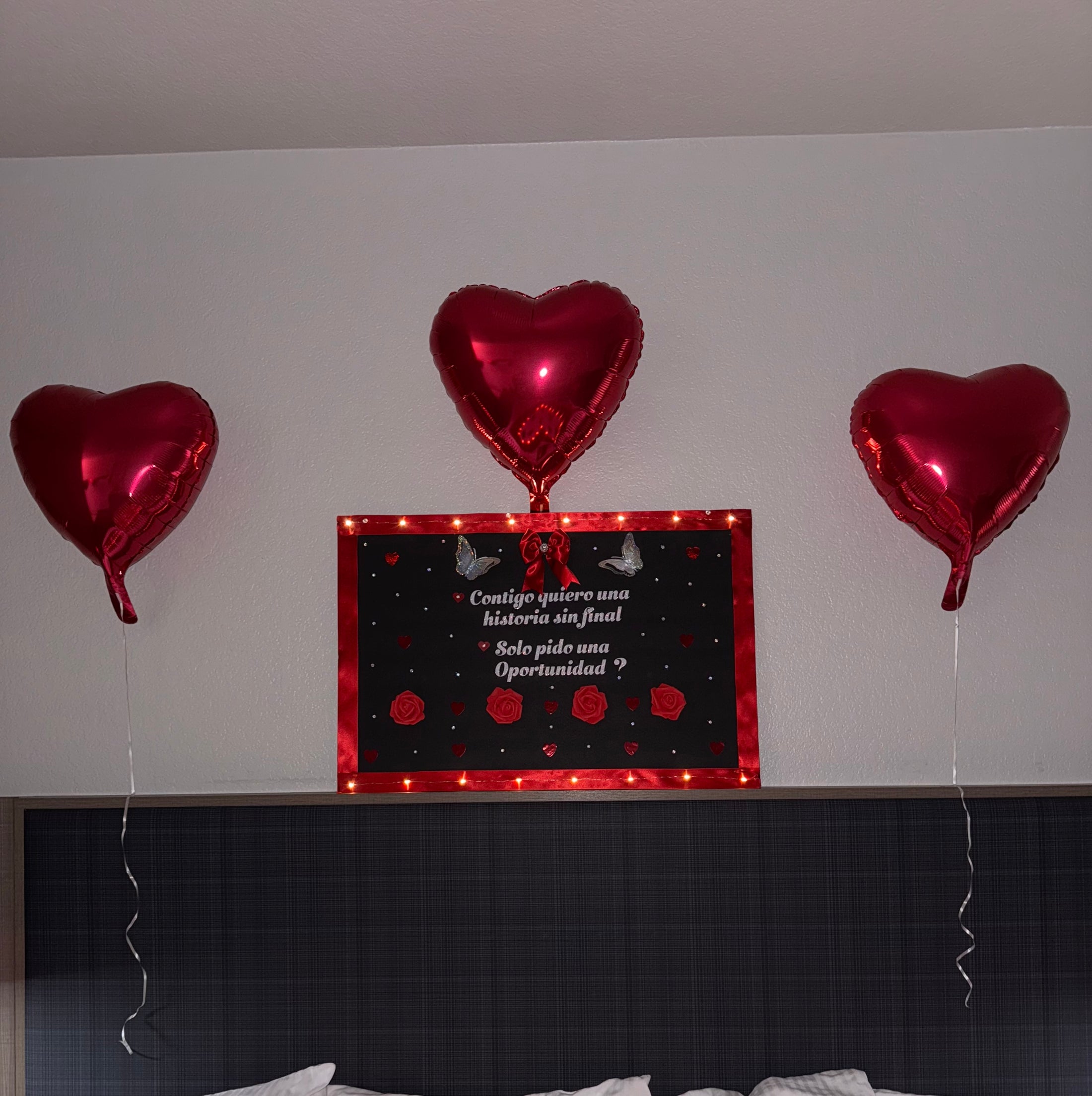 Decoración de cuarto 200 rosas 🌹 +globos🎈+velas🕯️+letrero personalizado